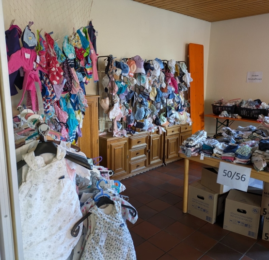  2. Baby- und Kinderkleider Basar